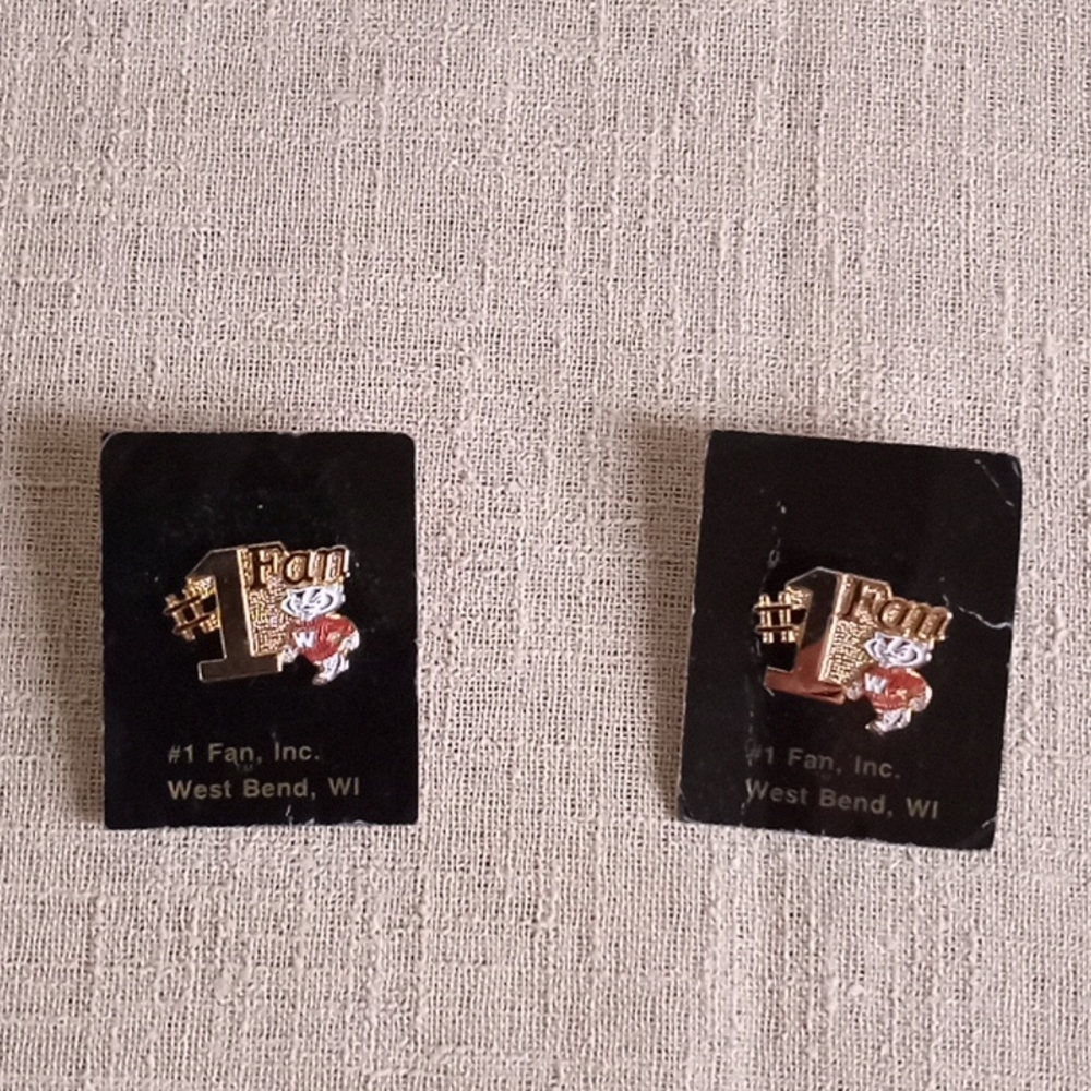Wisconsin badger #1 Fan pins. Vintage new on original card